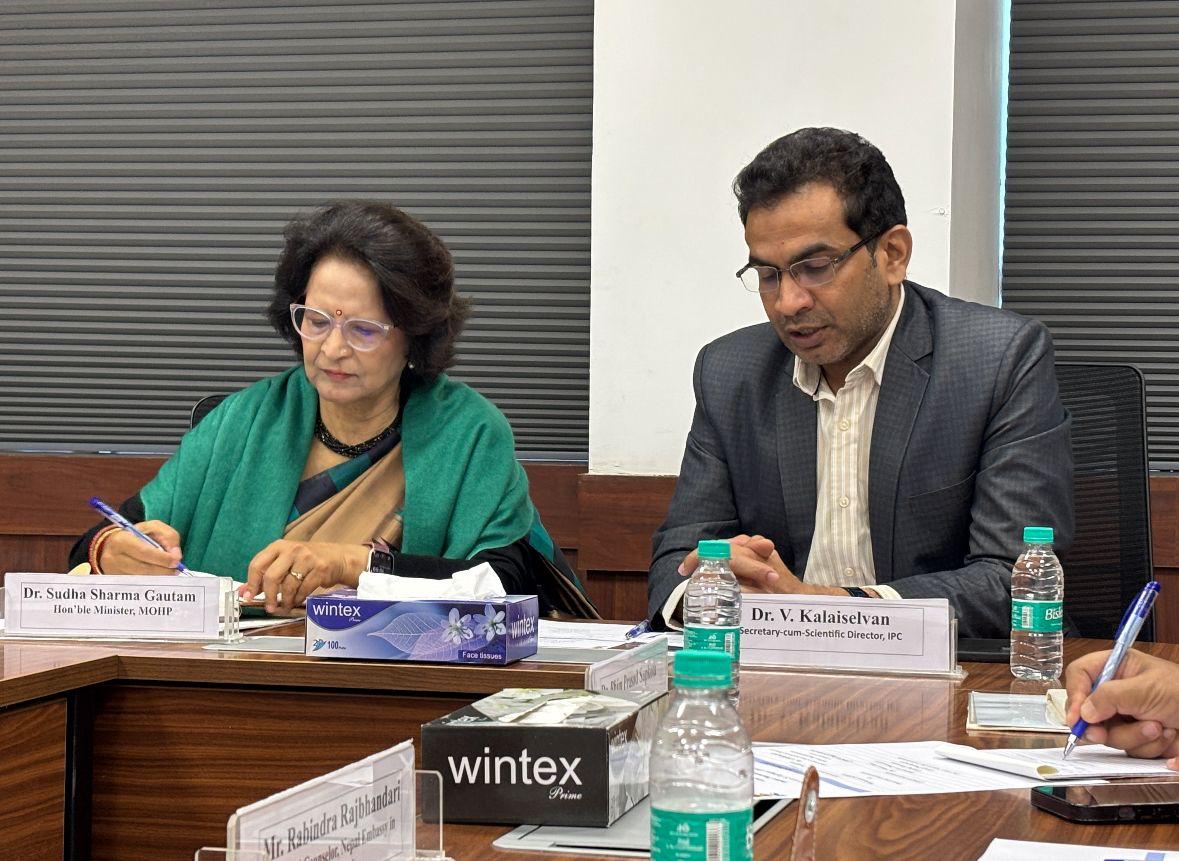 स्वास्थ्य मन्त्री डा. सुधा गौतमद्वारा इण्डियन फर्माकोपिया कमिसनको भ्रमण