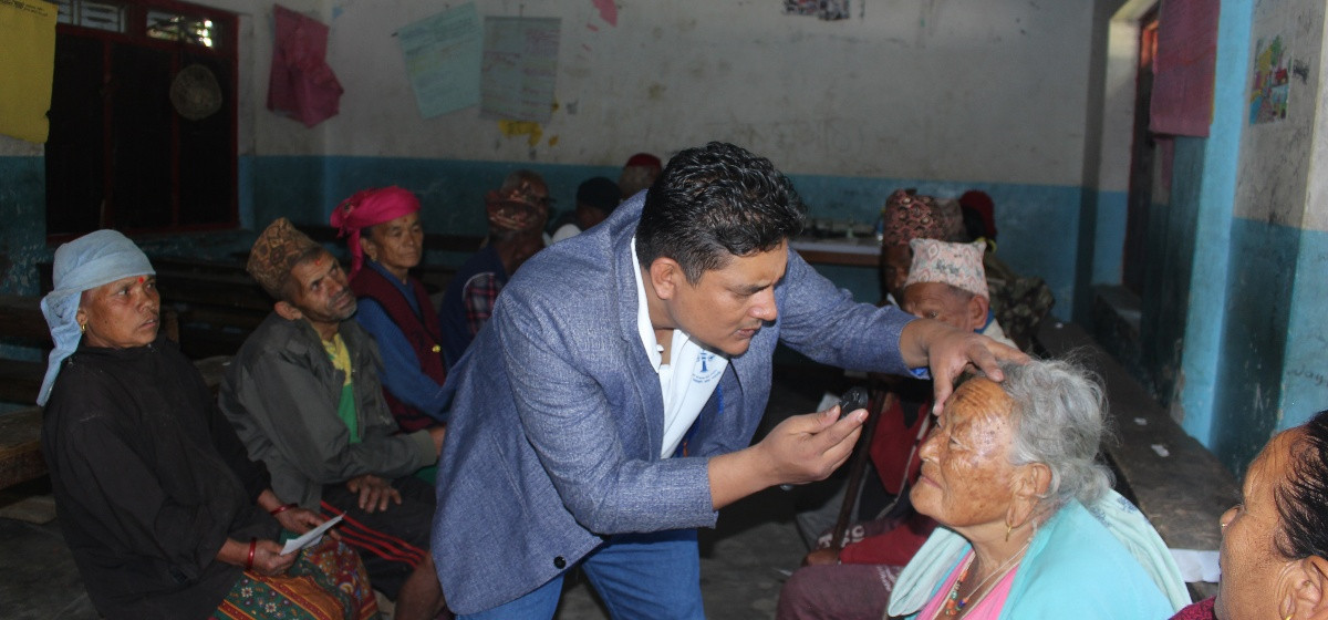 आँखा शिविरबाट तीन सयले पाए उपचार