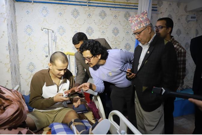 घाइते युवाहरूले अस्पतालमै गराए मतदाता बायोमेट्रिक