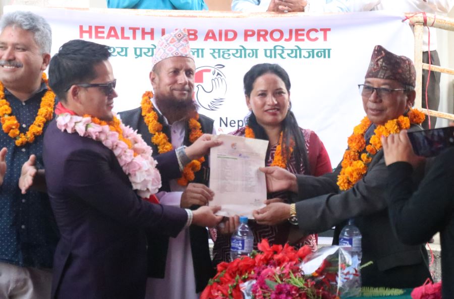 गोरखाका दुई स्वास्थ्य केन्द्रमा प्रयोगशालाका लागि ८० लाखको सामग्री प्रदान