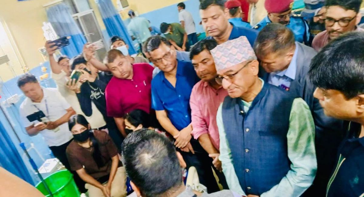 गृहमन्त्री लेखकले हैजाका बिरामीको उपचारबारे जानकारी लिए