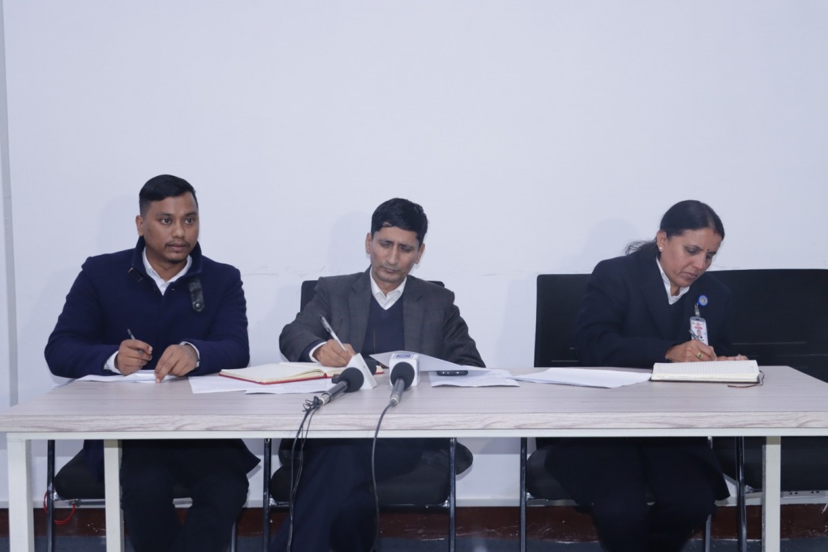 स्वास्थ्य बीमा बोर्डले उठायो सरकारको चुनौती: भुक्तानीका लागि प्रिमियम बढाउने कि सेवा घटाउने?