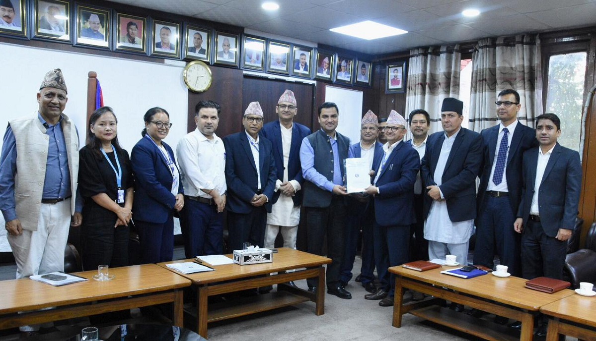 विद्यालयस्तरको स्वास्थ्य शिक्षा सुधारका लागि  मन्त्रालयद्वारा प्रतिवेदन हस्तान्तरण