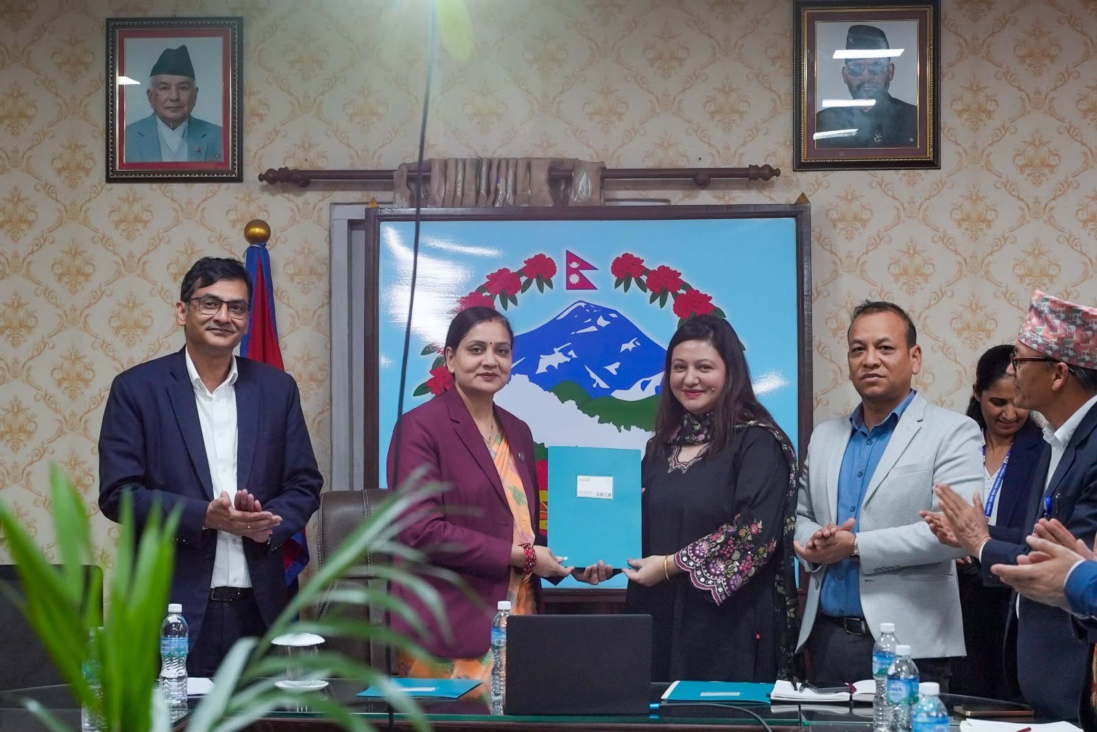 ६ स्वास्थ्य विज्ञान प्रतिष्ठानका उपकुलपतिसँग मन्त्री मेहताको कार्यसम्पादन सम्झौता