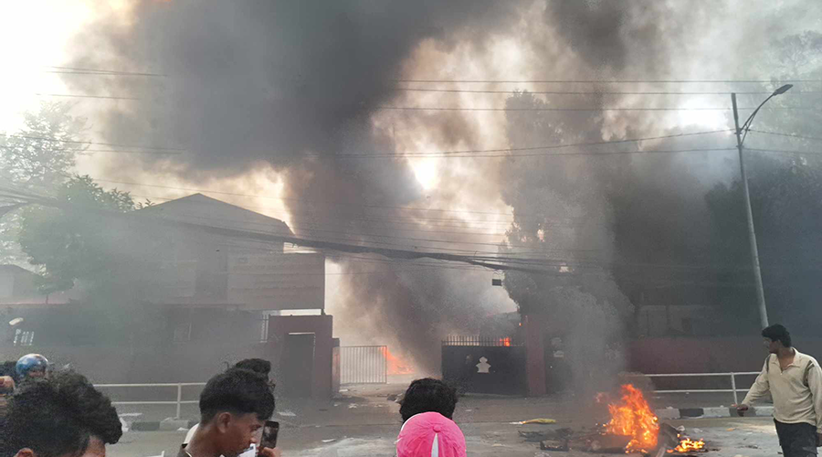 प्रदर्शनकारीले जलाए स्वास्थ्य मन्त्रालय