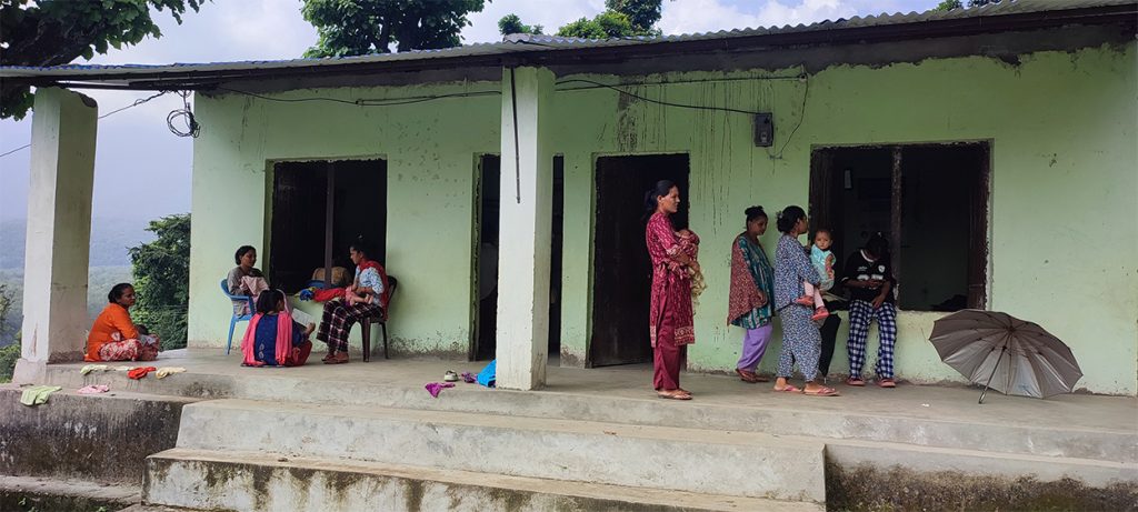 कञ्चनपुरका सुत्केरीलाई ‘बर्थिङ सेन्टर’ पुग्न २ घण्टाको पैदल हिँड्नुपर्ने बाध्यता