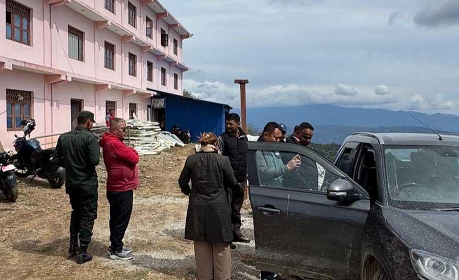 अस्पतालको भवन अलपत्र पार्ने ठेकेदारको गाडी नगरपालिकाको नियन्त्रणमा