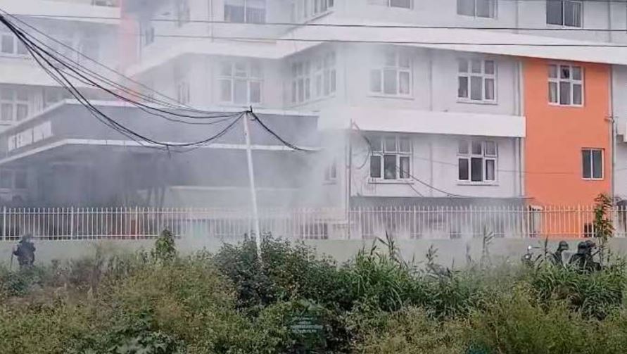 किष्ट अस्पतालमा तनाव, भीड नियन्त्रणका लागि प्रहरीले अश्रुग्यास प्रहार