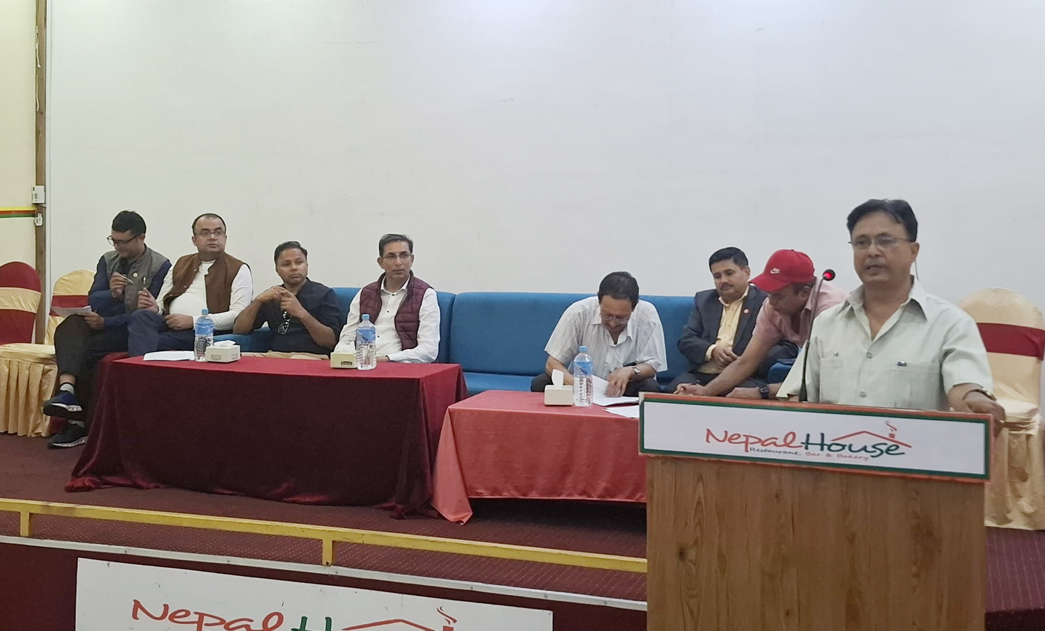 Ultimatum from the Committee Concerned with Medicines, Health Services, and Health Supplies: "Withdraw the report, or else we will take to the streets