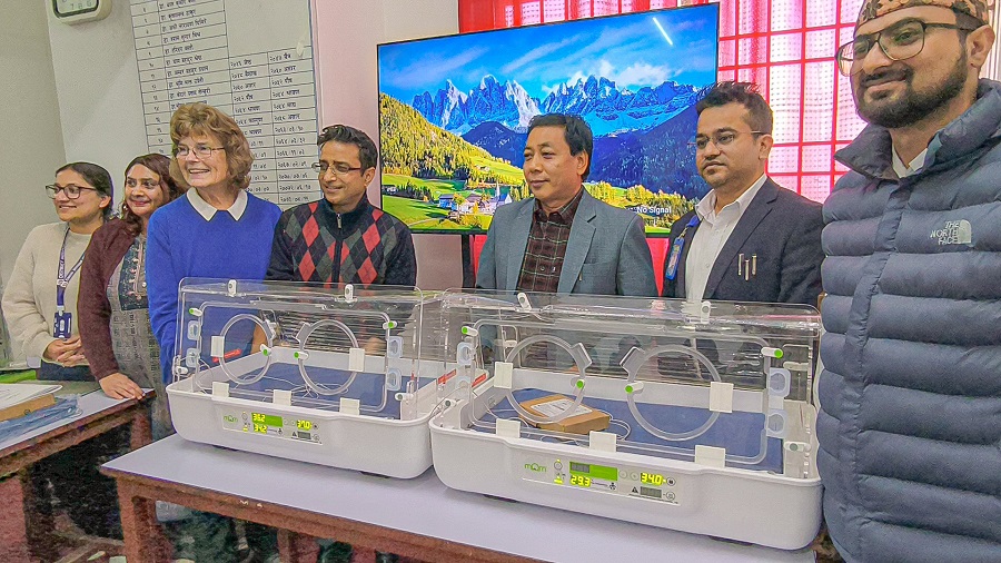 संखुवासभा अस्पताललाई नर्सिङ ट्रस्ट यूकेद्वारा दुई अत्याधुनिक इन्क्युबेटर प्रदान