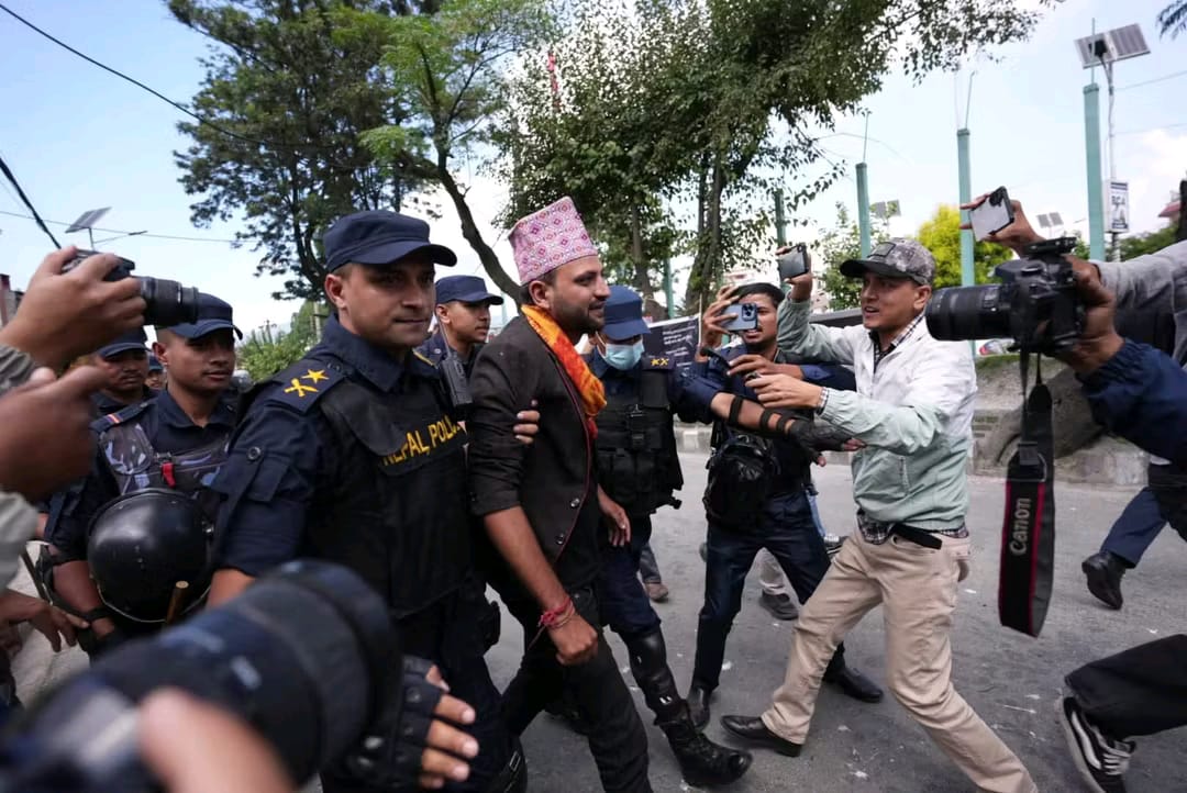 माइतीघरमा प्रदर्शन गर्न खोज्ने डा. निकोलस भुसालसहित दुई जना पक्राउ