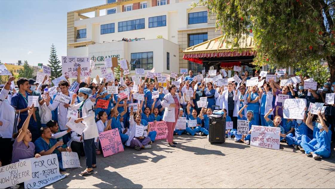 ग्राण्डी अस्पतालका नर्स र स्वास्थ्यकर्मी सडकमाः ‘हाम्रो आवाज न्यायका लागि हो’