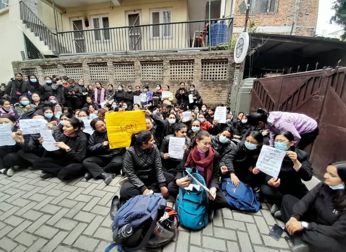 अधुरो सम्झौताविरुद्ध संघकै कार्यालय घेरेपछि पुनः आन्दोलनमा फर्कियो नेपाल नर्सिङ संघ