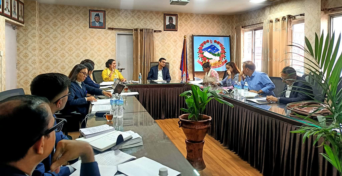 अनसनरत नर्स र मन्त्रालयका प्रतिनिधिबिच वार्ता सुरु