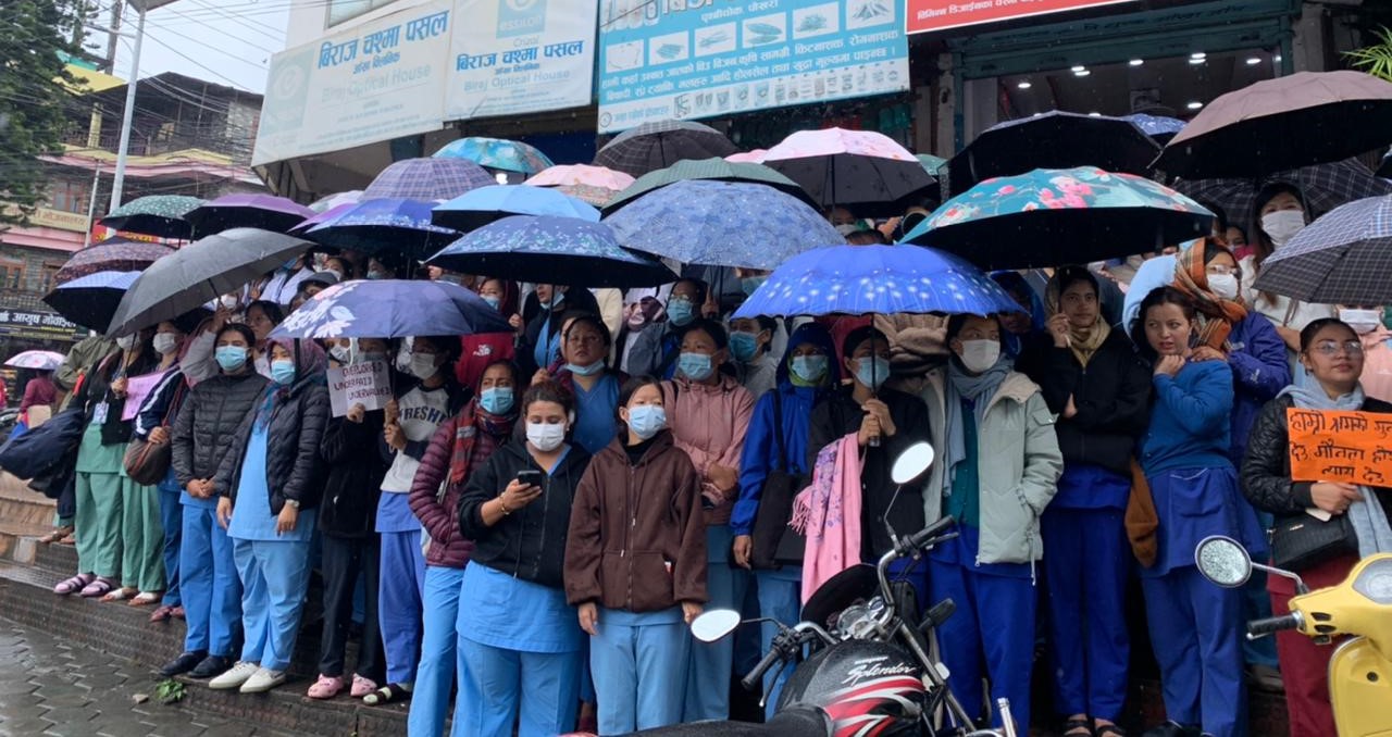 झरीमा भिज्दै गण्डकी मेडिकल कलेजका नर्सहरूको न्यायको आन्दोलन