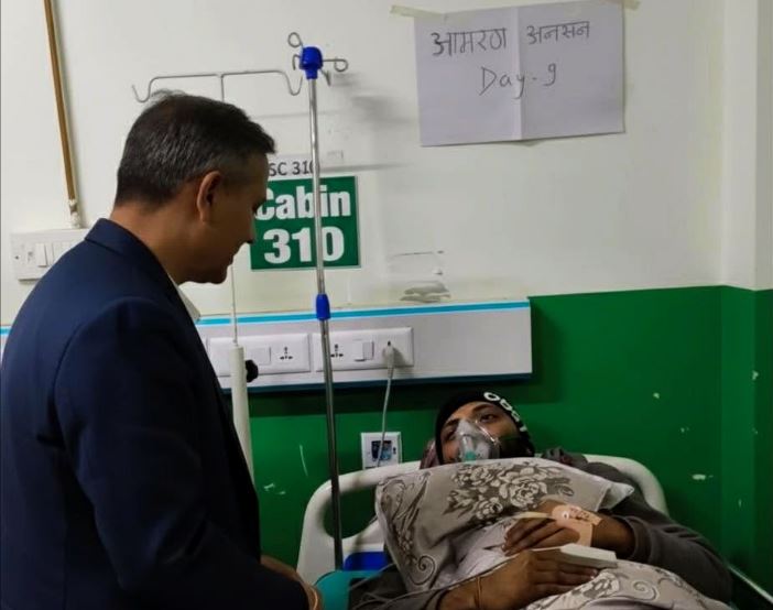 डा. निकोलस भुसाललाई भेट्न अस्पताल पुगे गृहमन्त्री