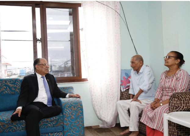 मोहन वैद्यको स्वास्थ्यबारे जानकारी लिन प्रचण्ड निवासमै पुगे