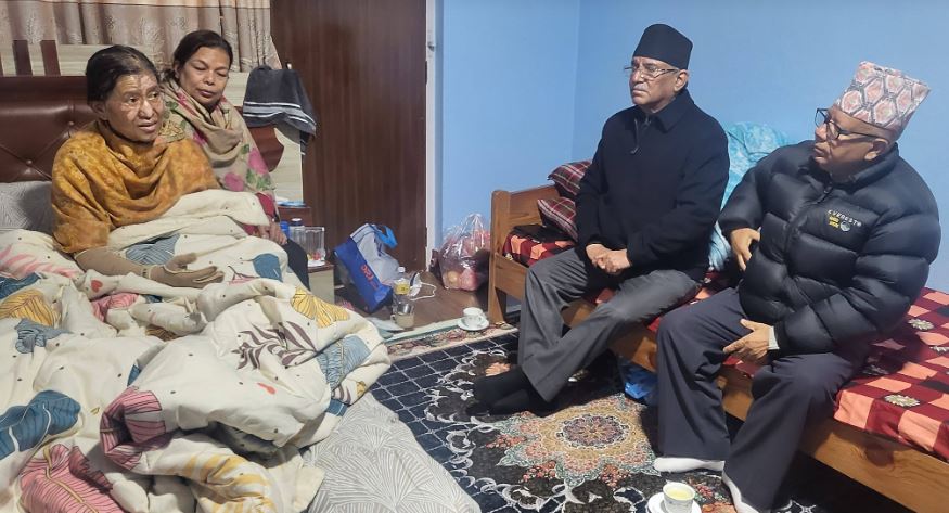 झलनाथ खनालकी पत्नीको स्वास्थ्य अवस्था बुझ्न डल्लु पुगे प्रचण्ड-माधव