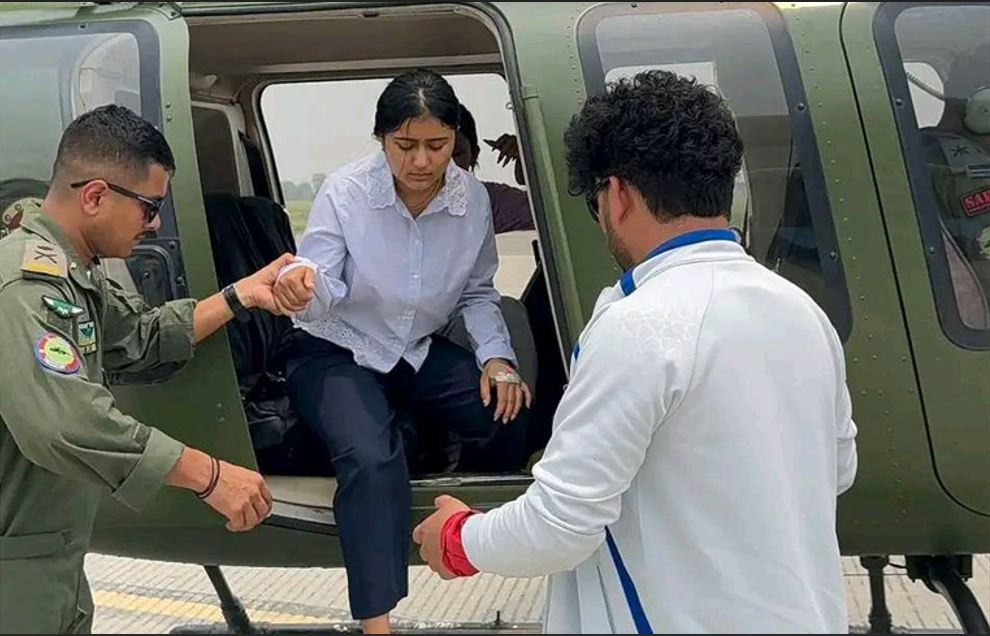 गायिका रचना रिमालको स्वास्थ्यमा समस्या आएपछि, सेनाको हेलिकप्टरबाट उद्वार