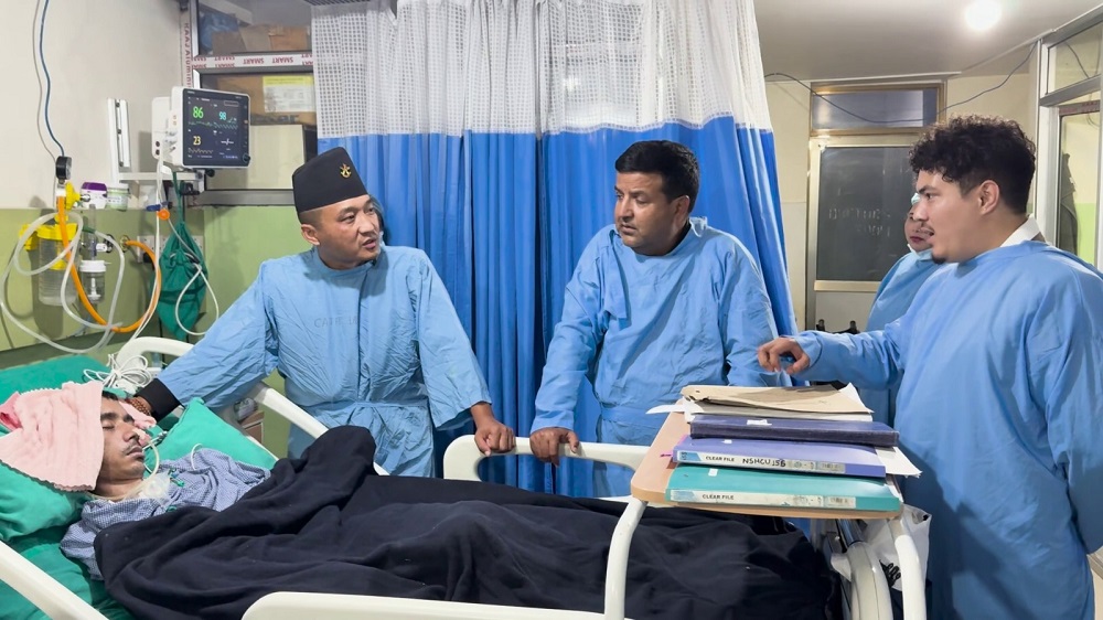 जेनजी आन्दोलनका घाइते भेट्न गृहमन्त्री गुरुङ केएमसी अस्पतालमा