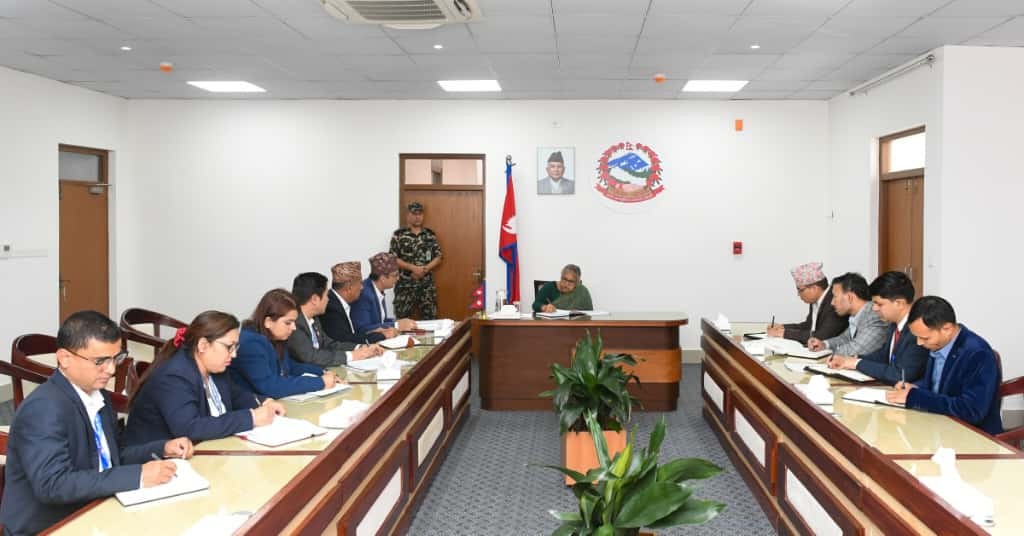 नर्सको न्यूनतम तलब दिलाउने व्यवस्था मिलाउन प्रधानमन्त्रीको निर्देशन