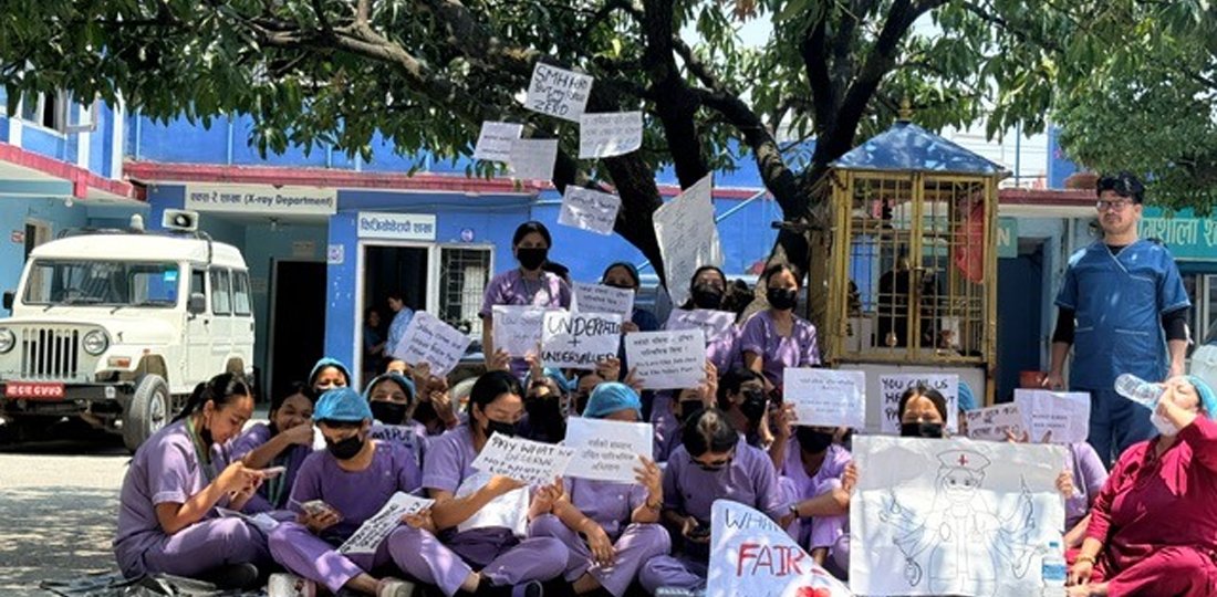 शहीद मेमोरियल अस्पतालका स्वास्थ्यकर्मी आन्दोलनमा