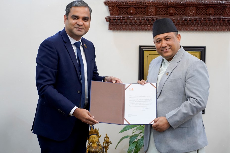 नेपालका लागि युएनएफपीएका नवनियुक्त प्रतिनिधि श्रीराम हरिदासद्वारा ओहदाको प्रमाणपत्र पेस